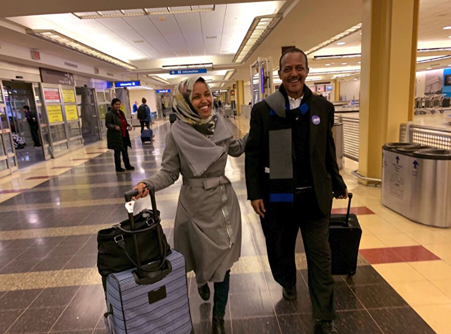 Ilhan Omar ve babası Washinhton'daki havalimanında görünüyor.