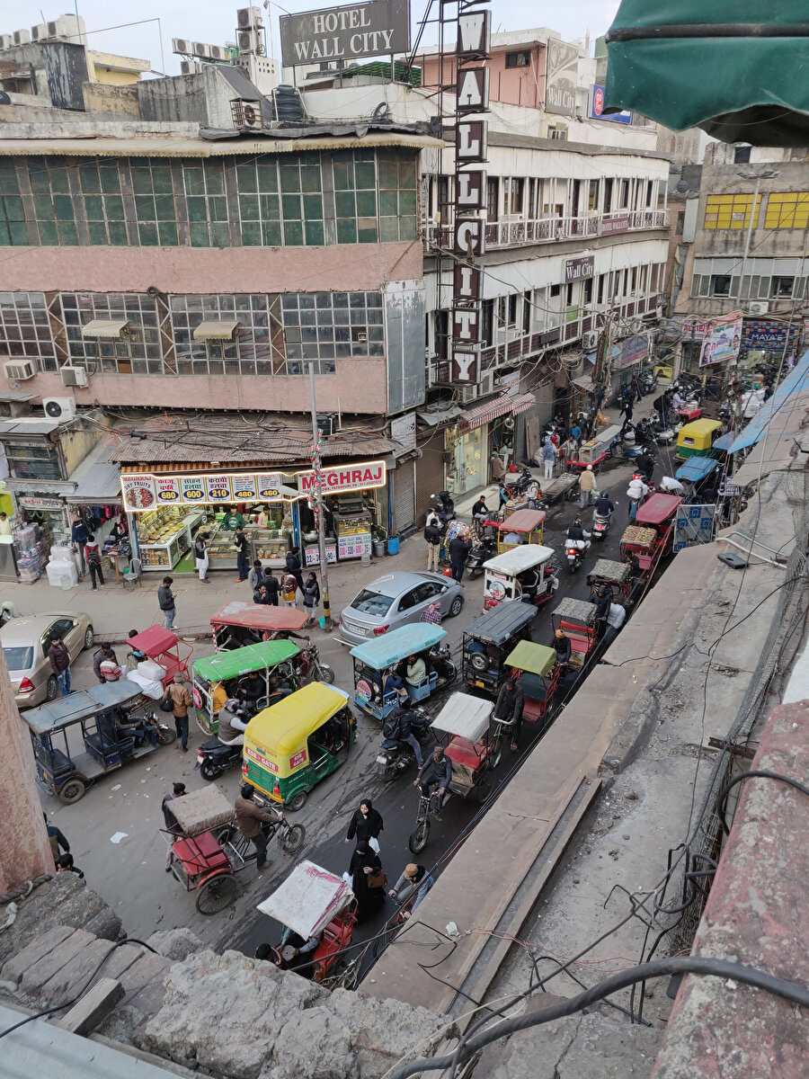 Caminin dışındaki pazarın kalabalık görüntüsü, klâsik bir Delhi manzarasıdır. (Fotoğraf: Abdulkadir Aksöz)