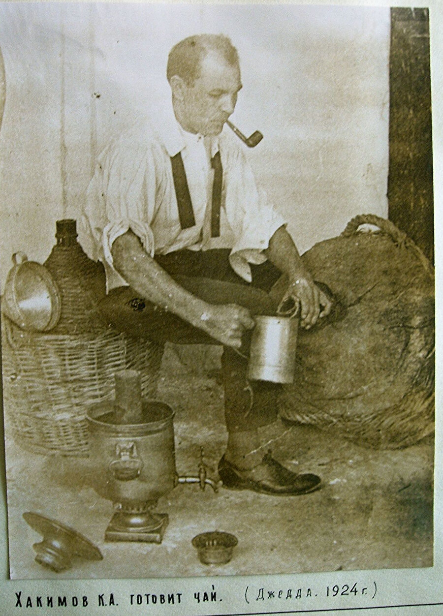 Kerim Hakimov çay hazırlığı yaparken... (Cidde, 1924)
