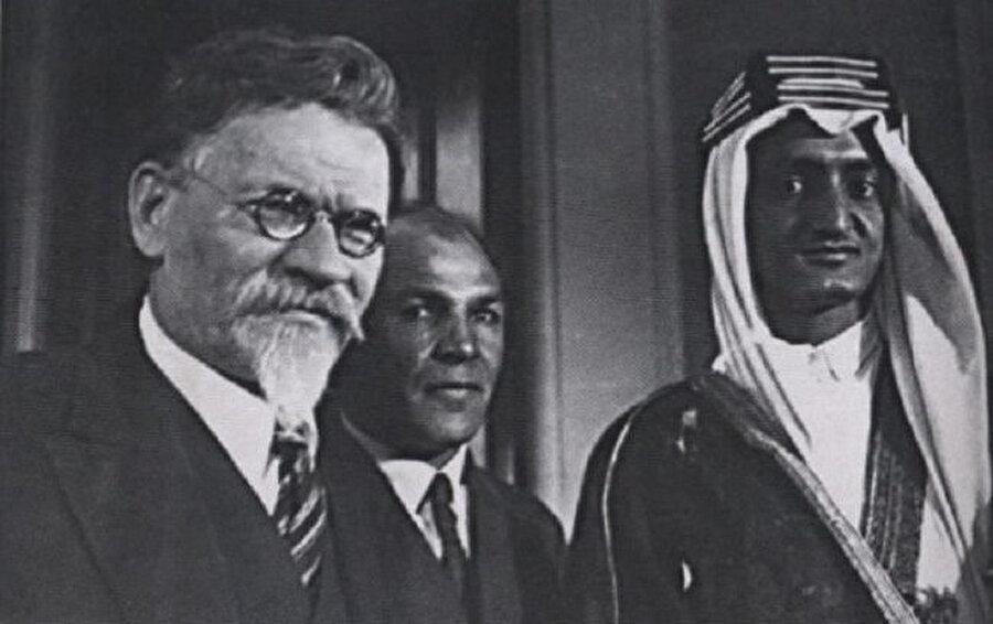Faysal bin Abdulaziz önderliğinde 1932 yılında Moskova'ya gelen heyet, Yüksek Sovyet Prezidyumu Başkanı Mihail Kalinin'le (soldan birinci) bir araya gelmişti. Karim Hakimov (ortada), Suud delegasyonunun tüm görüşmelerinde bulundu.