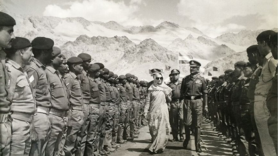 Dönemin Hindistan Başbakanı Indira Gandhi, Keşmir'deki birlikleri ziyareti sırasında, 22 Haziran 1980.