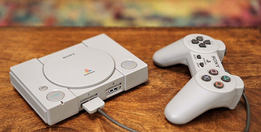 PlayStation Classic, tasarımıyla teknoloji ve nostaljiyi bir araya getiriyor. 