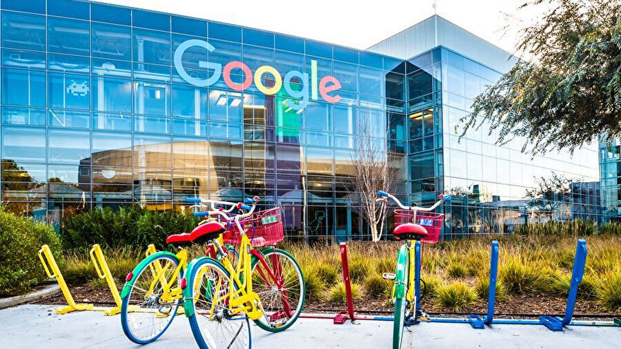 Google'ın birçok farklı konuda birçok farklı dev şirketle anlaşmaları bulunuyor. 
