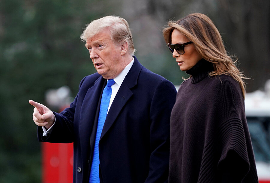 ABD Başkanı Donald Trump ve eşi Melania Trump, Beyaz Saray'dan ayrılırken görünüyor.