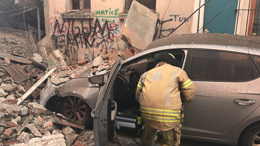 Çökme sırasında bir otomobilde maddi hasar oluştu.