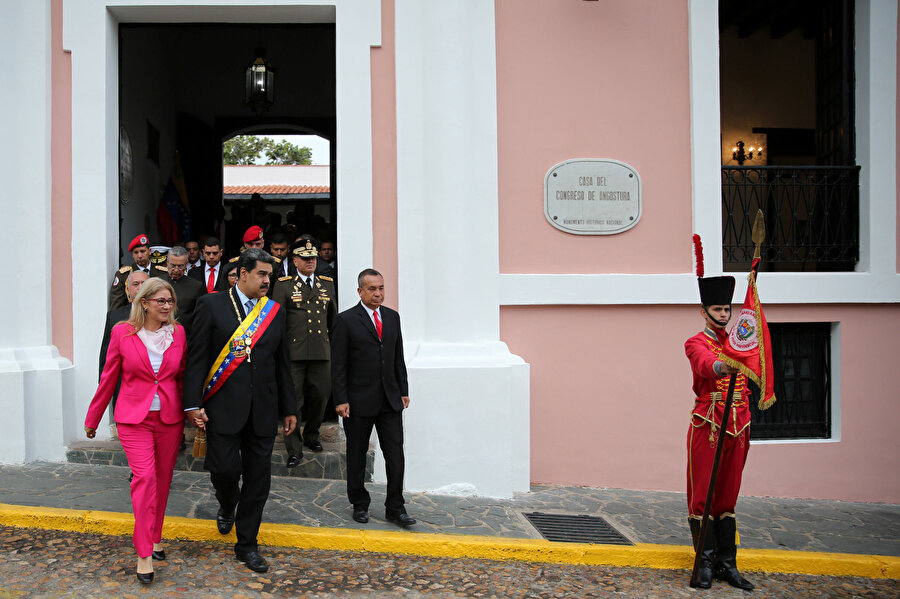 Maduro ve eşi Cilia Flores tören alanına yürürken görünüyor.