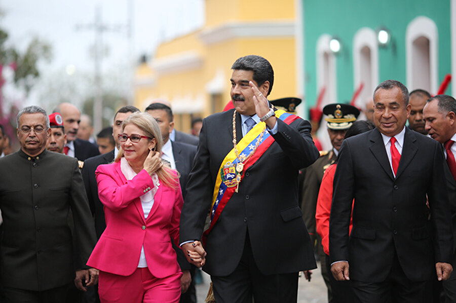 Venezuela Devlet Başkanı Maduro, tören alanına yürürken halkı selamladı. 