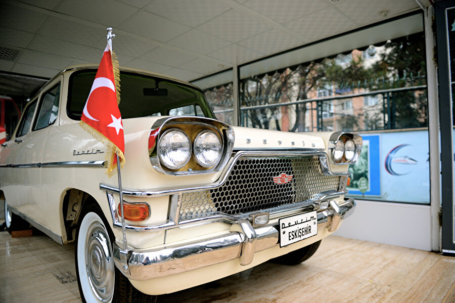 TÜLOMSAŞ tesislerinde 1961'de Türk mühendis ve işçileri tarafından zor şartlarda üretilen Devrim otomobili.