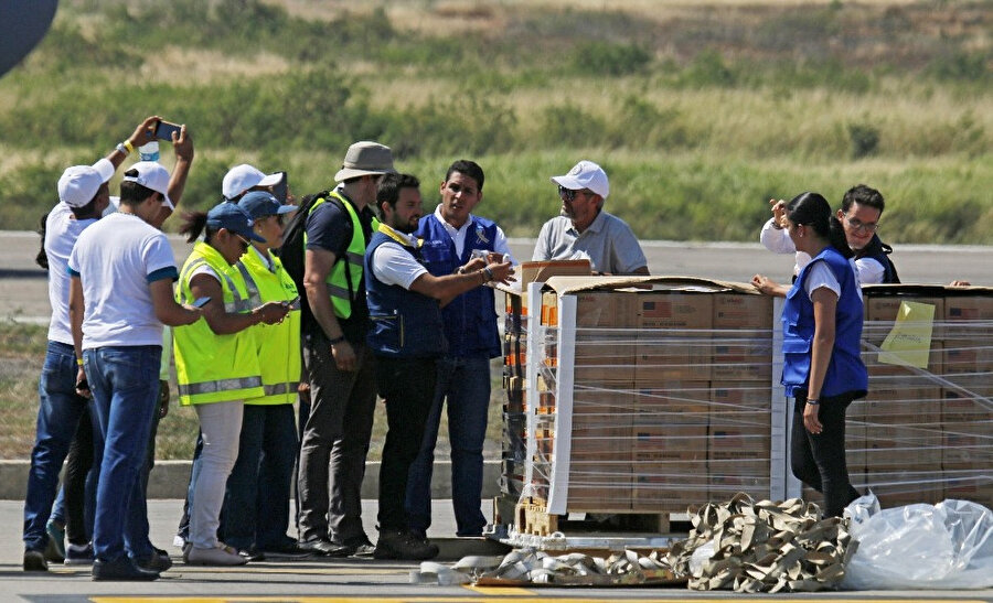 Yardım kolileri Kolombiya'nın Venezuela sınırı yakınındaki Cucuta şehrine ulaştı. 