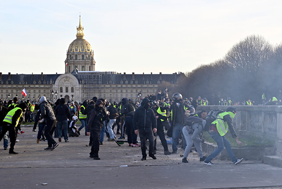 Sarı yeleklilerin 14. hafta gösterilerinde 16 kişi gözaltına alındı.