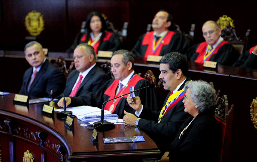Venezuela Devlet Başkanı Maduro bir oturumda konuşuyor.