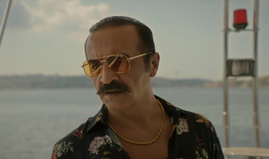 Yılmaz Erdoğan, filmde bir dolandırıcı çetesinin lideri Asım Noyan karakterini canlandırıyor.