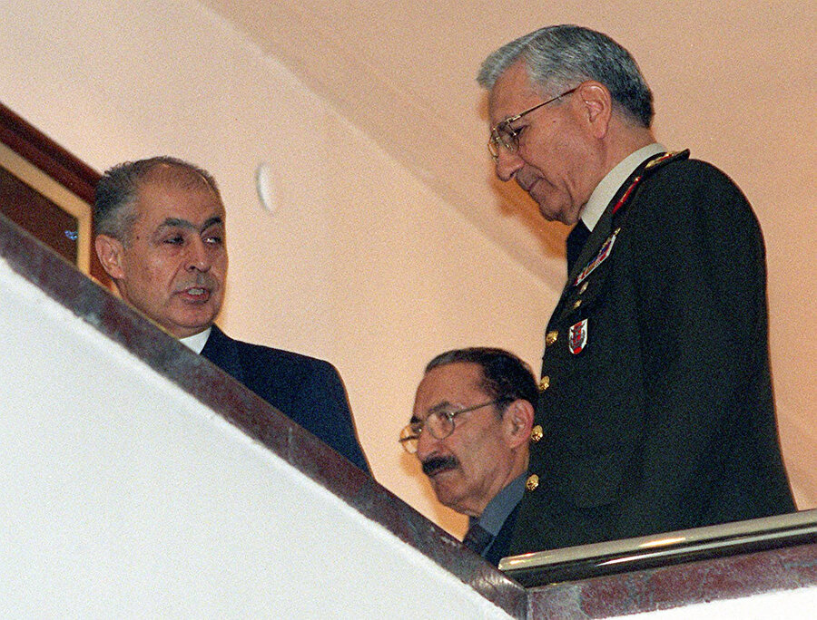 10'uncu Cumhurbaşkanı Necdet Sezer, dönemin Başbakanı Bülent Ecevit ve Genel Kurmay Başkanı Hüseyin Kıvrıkoğlu görünüyor. 