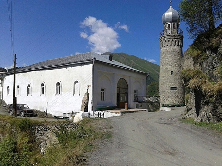 Kuzey Kafkasya'da İslâm'ın yayılmasında merkezî rol üstlenen Tsahur Medresesi, 1075 yılında Kafkasya'da ilk üniversite tipi medrese olarak kurulmuştur.