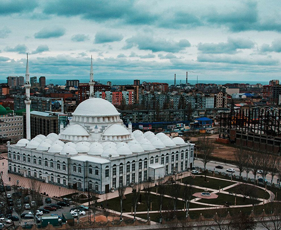Sultan Ahmet Camii örnek alınarak 1997 yılında inşa edilen Mahaçkale'deki Merkezi Cuma Camii veya diğer adıyla Yusuf Bey Camii.