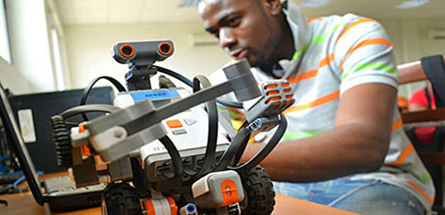 Terör ve çatışmalarla gündeme gelen Batı Afrika ülkelerinden Nijerya ise son yıllarda robot teknolojisinde ilerliyor. 