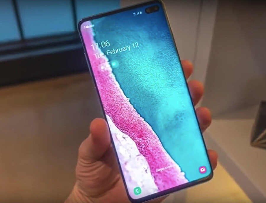 Galaxy S10+'ın aslında Galaxy S10'dan görünümdeki farkı sağ üstteki çift ön kamera. Rahatlıkla anlaşılabildiği gibi kameralar delikli ekran teknolojisiyle entegre edilmiş.