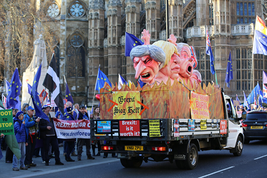 İngiltere'deki Brexit eylemlerinde Theresa May hedefteki isim oldu.