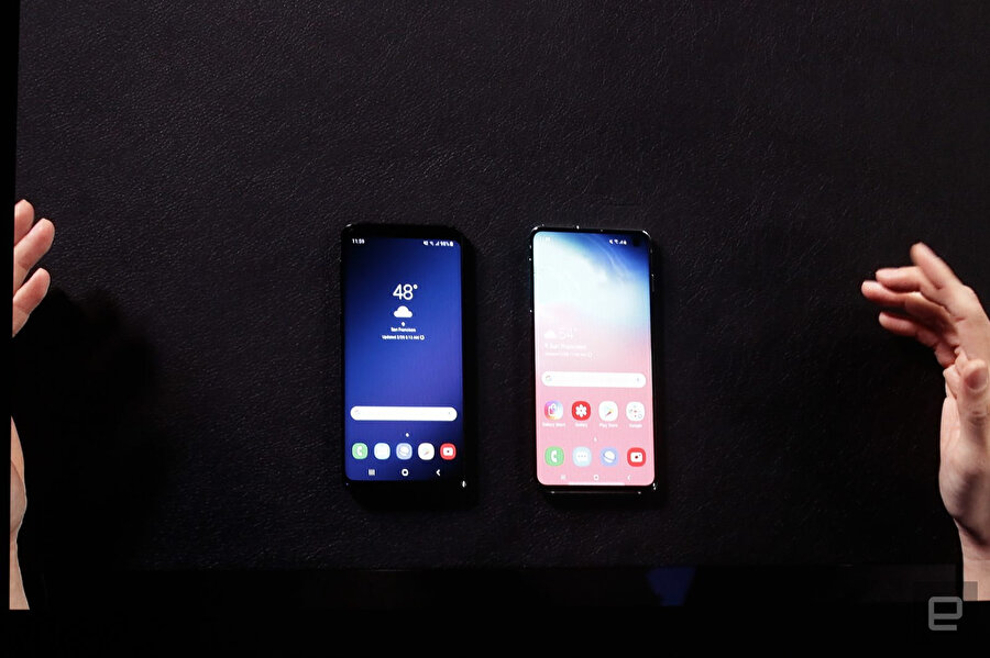 Samsung Galaxy S10 ve Galaxy S10+ modelleri yan yana. Fotoğraf: Engadget.