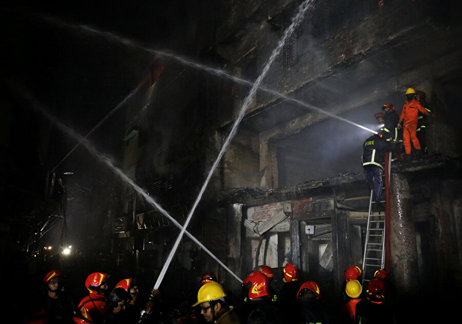 İtfaiye ekipleri yangını 9 saatlik çalışmanın ardından kontrol altına aldı.
