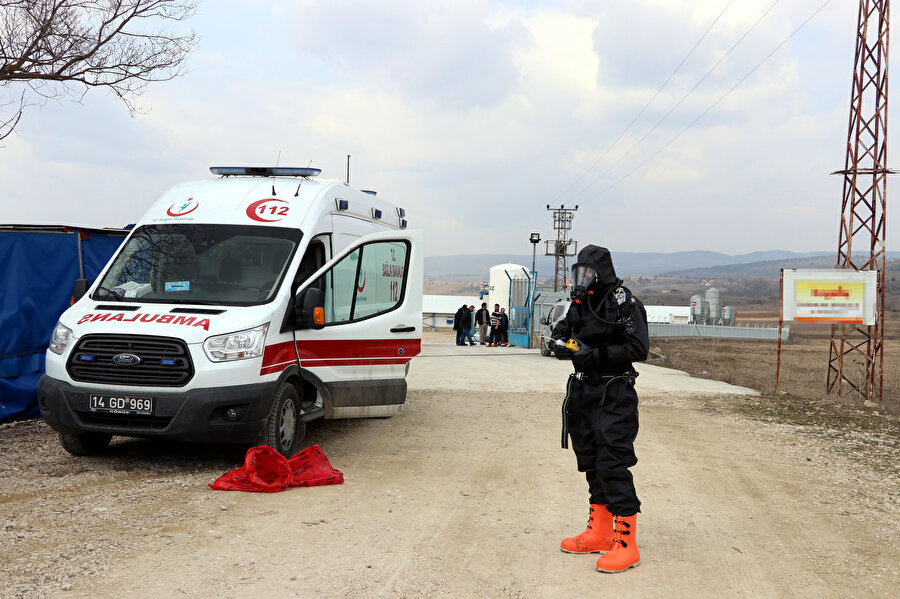 Koruyucu kıyafetler giyen ekipler, 12 kişiyi ambulanslara taşıdı.