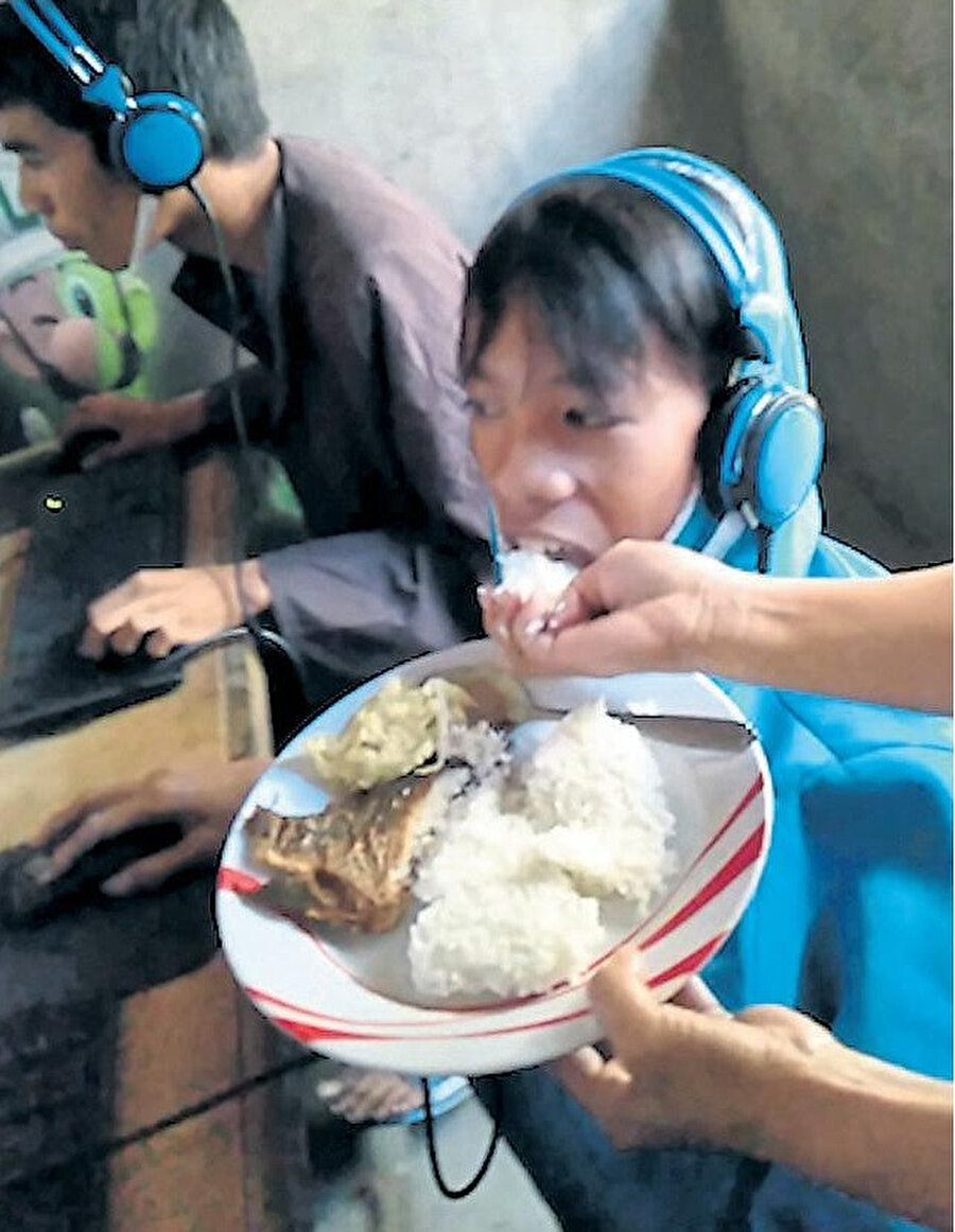 Filipinler’de bir annenin oyun bağımlısı oğluna yemek yedirmeye çalıştığı görüntü durumun ciddiyetini gözler önüne serdi. 