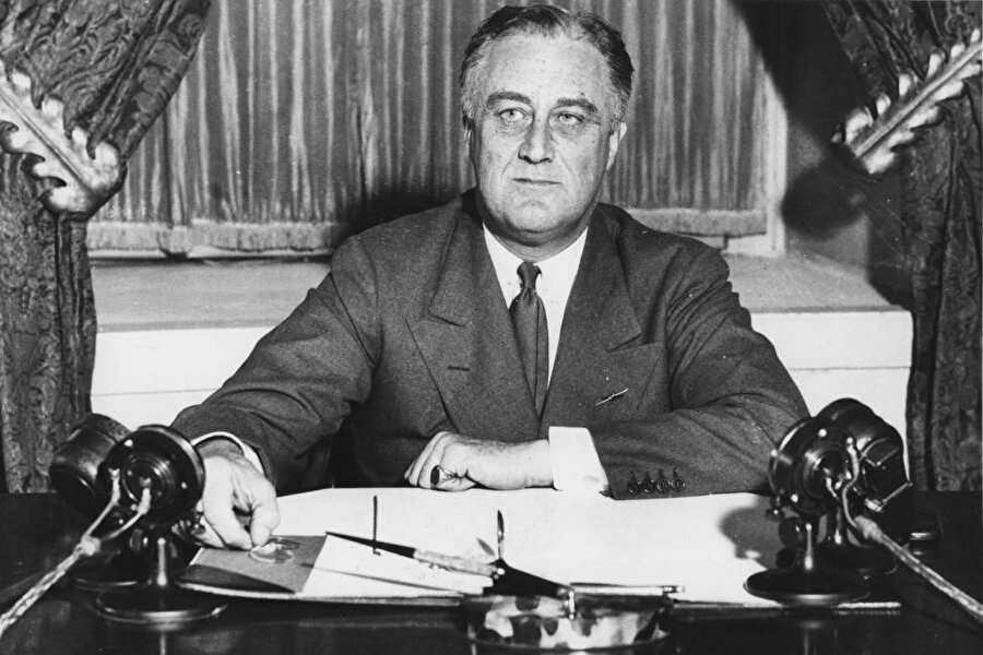 ABD eski Başkanı Franklin Roosevelt, İkinci Dünya Savaşı sırasında Japon uyruklu Amerikan vatandaşlarını gözaltına alabilmek için 1942 yılında acil durum ilan etmişti. 