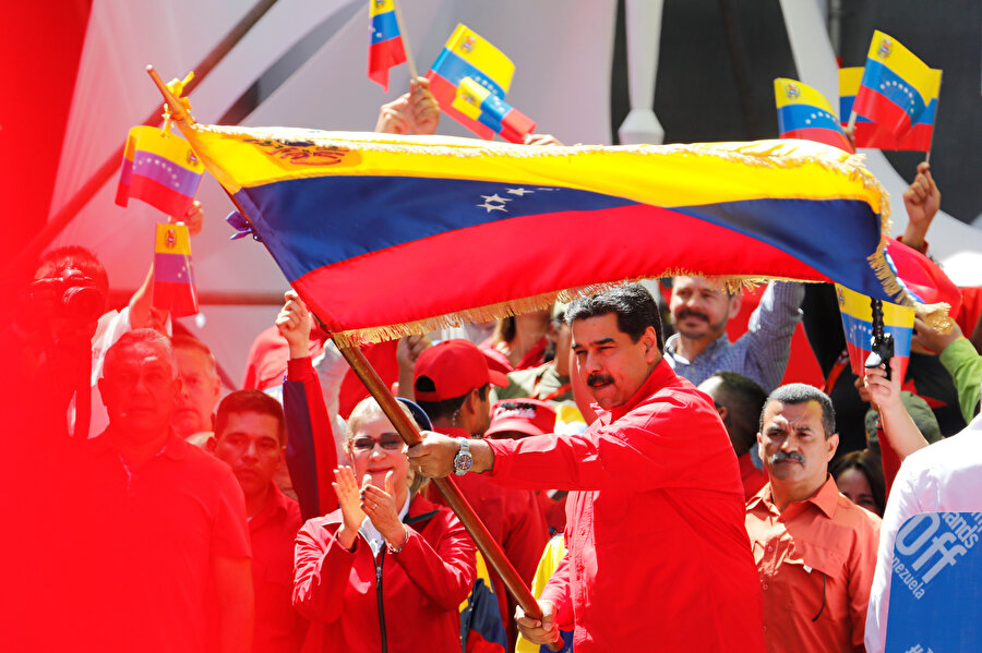 Maduro, destekçilerinin toplandığı alanda Venezuela bayrağı salladı.