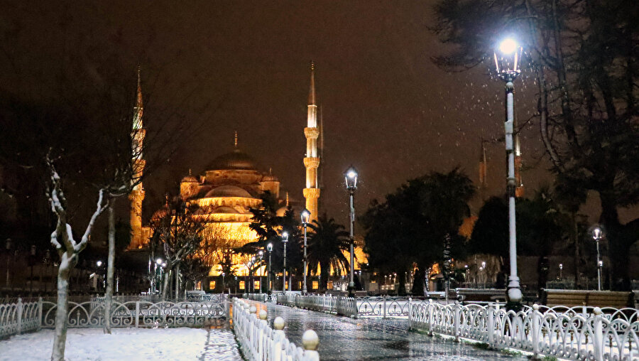 İstanbul’un tarihi dokusunu süsleyen beyaz örtü, güzel manzaralar oluşturdu.