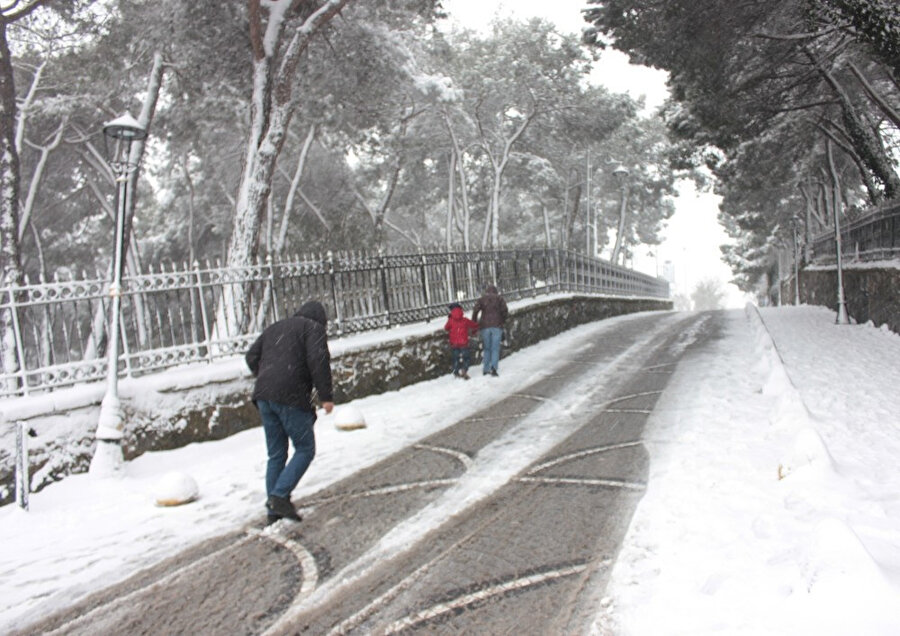 Kar yağışı sebebiyle bazı vatandaşlar yürümekte zorluk çekti.