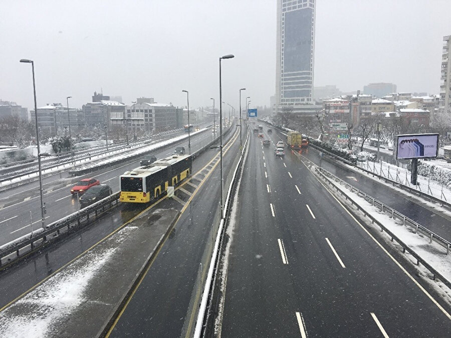 İstanbul’da dün akşam itibariyle etkisini gösteren kar yağışı kenti beyaz örtüyle kaplarken, alınan önlemlerle ana arterlerde trafik sıkıntısı yaşanmadı.