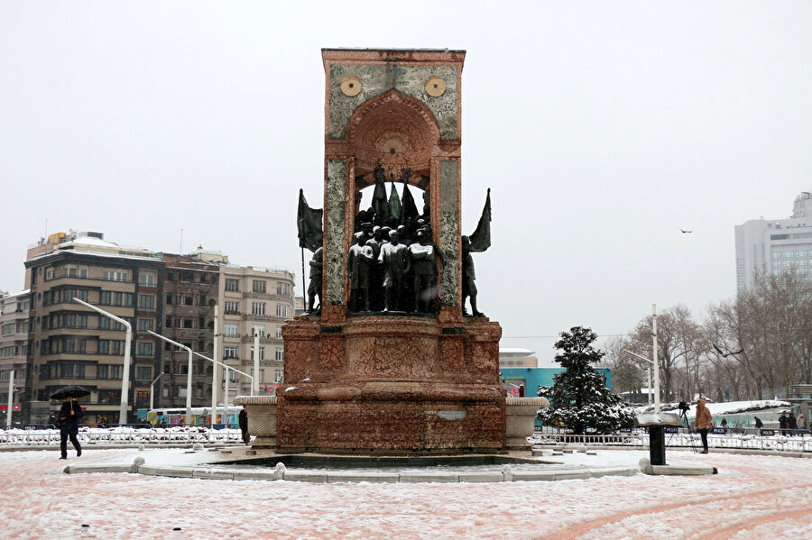 İstanbul'da Taksim ve İstiklal Caddesi'nde kar yağışı etkili oldu.