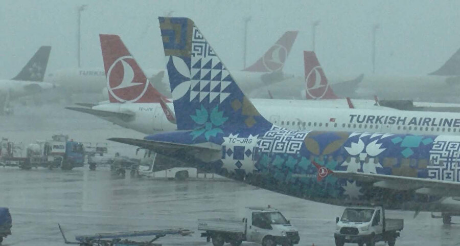 İstanbul’da etkili olan kar yağışı nedeniyle, Atatürk Havalimanı'nda uçaklar buzlanmaya karşı De-Icing işleminden geçiriliyor.