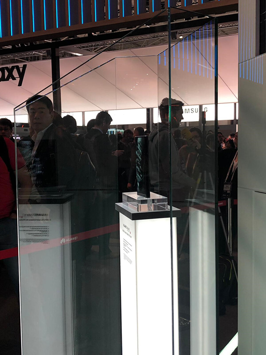 Huawei ve Samsung standlarının yan yana olması da garip bir detay.