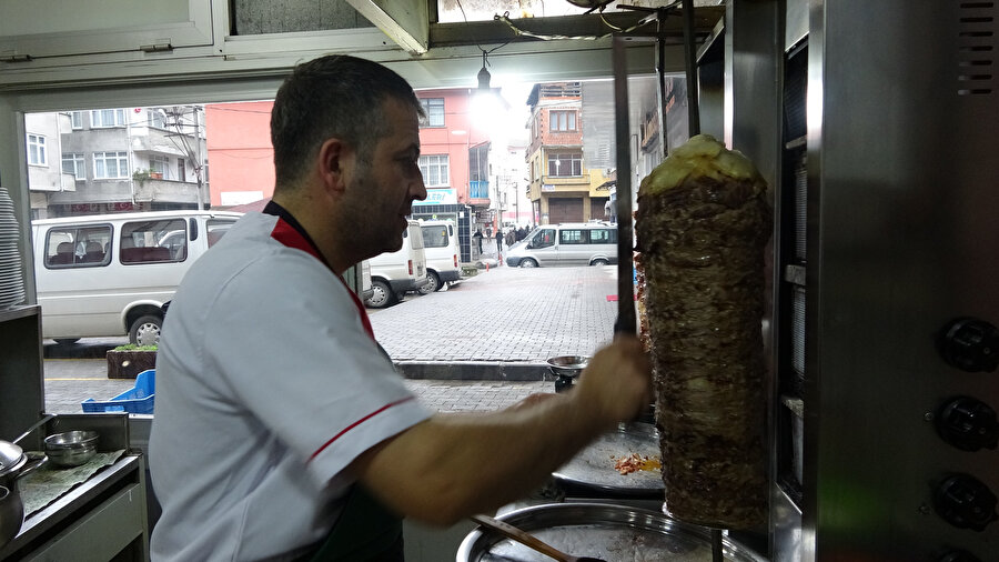 Trabzon'un Araklı ilçesinde lokanta işleten Gümrükçüoğlu, koli içinde gelen 300 bin lirayla hayatının şokunu yaşadı.
