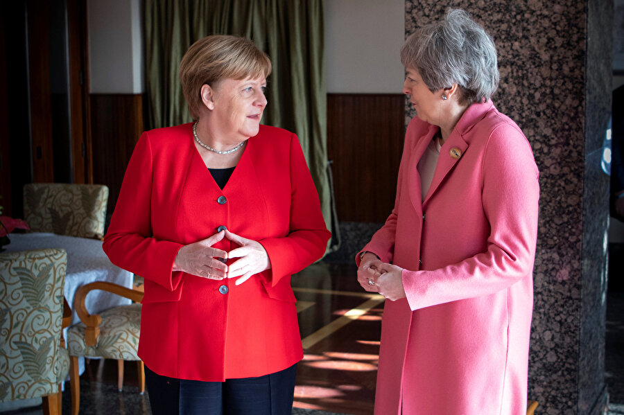 İngiltere Başbakanı May,Mısır'da Almanya Başbakanı Merkel ile bir araya geldi. 