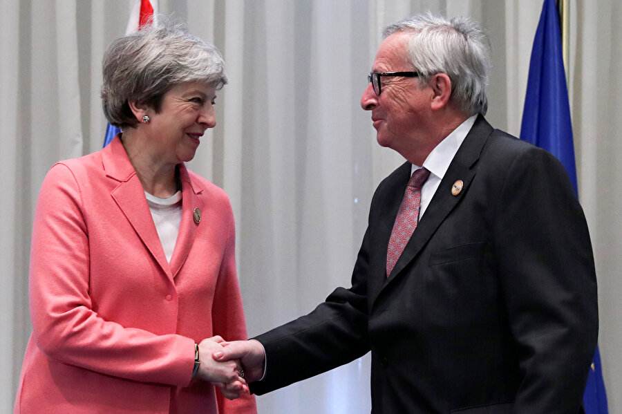 İngiltere Başbakanı May, Mısır'da Avrupa Komisyonu Başkanı Jean-Claude Juncker ile de bir araya geldi.