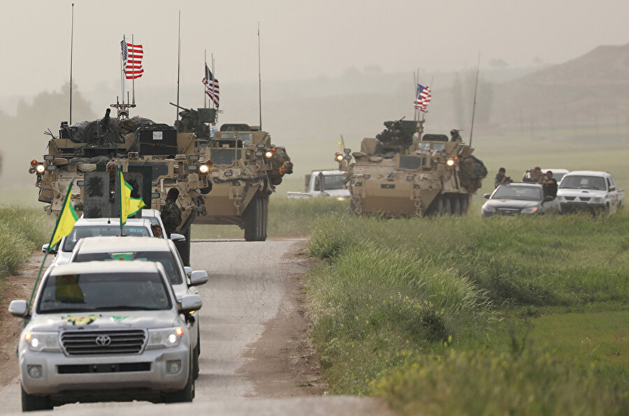 ABD savunmasına ait araçlar, terör örgütü YPG konvoyunun arkasında görünüyor.