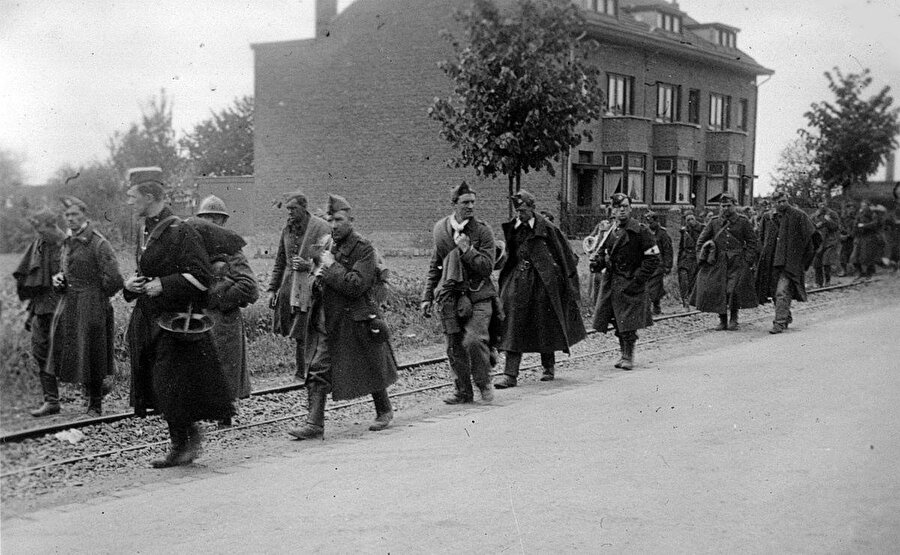 10 Mayıs–22 Haziran 1940’da Almanya Batı Avrupa'ya saldırmıştı. Lüksemburg 10 Mayıs'ta, Hollanda 14 Mayıs'ta, Belçika da 28 Mayıs'ta teslim olmuştu.