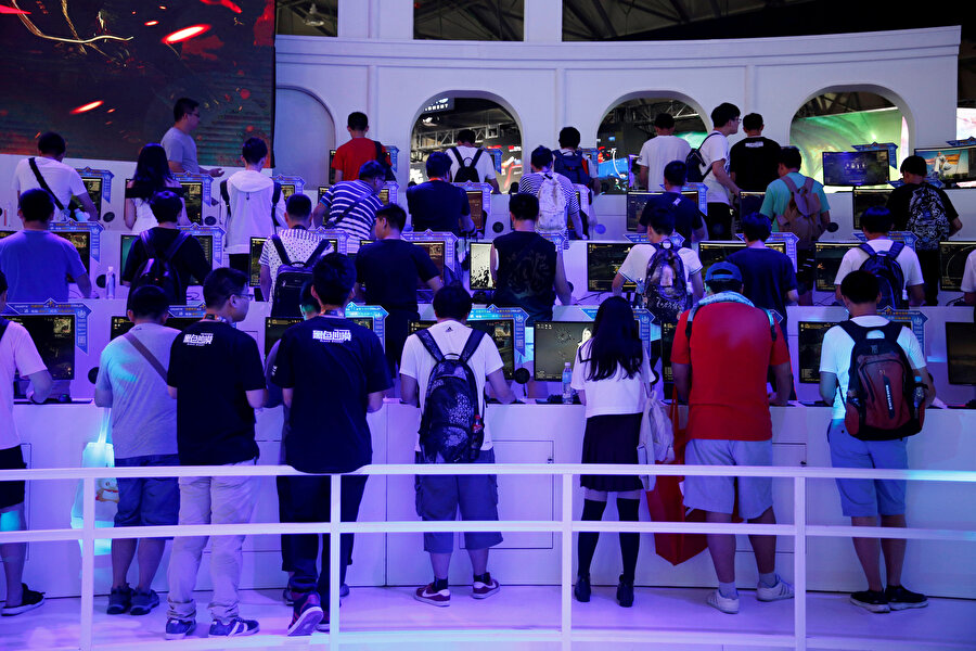 Şangay'daki dijital oyun konferansında oyun oynayan insanlar. 