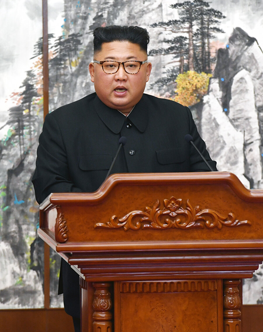 Kuzey Kore lideri Kim Jong-un konuşma yaparken görünüyor.