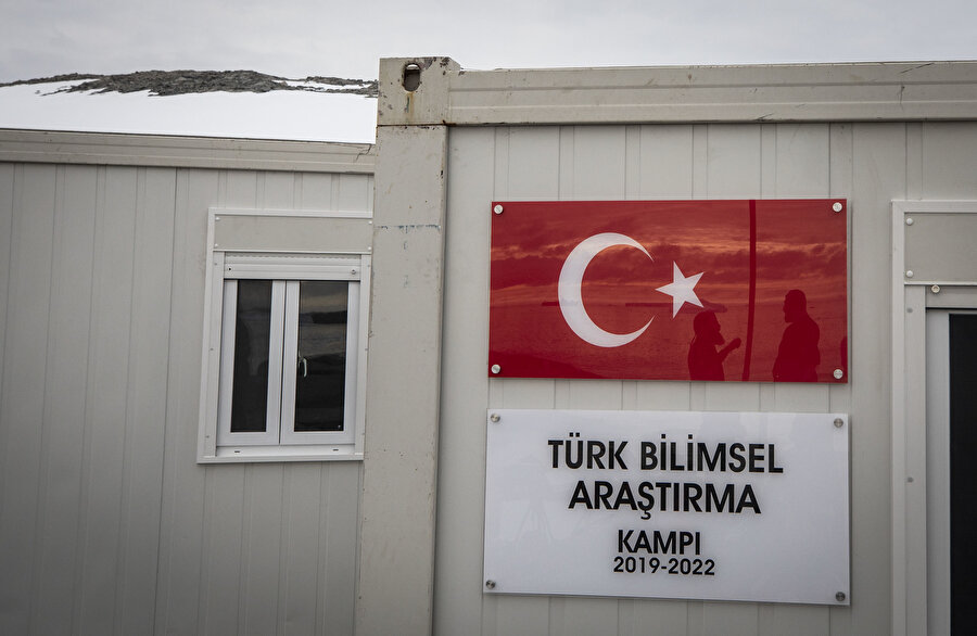 Türk bayrağı ve tabela kampın bulunduğu alana asıldı.