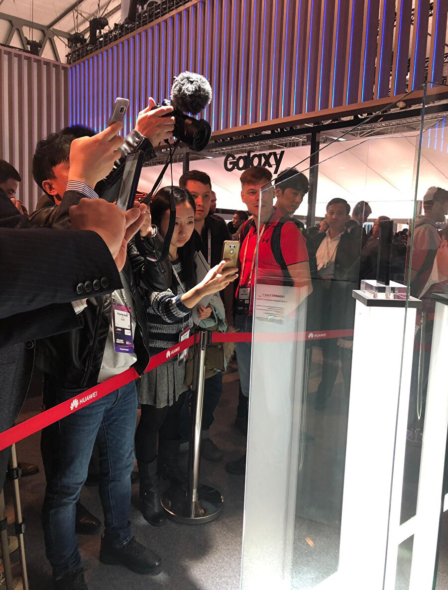 MWC 19'da ciddi bir kitle, Huawei'nin katlanabilir aklıllı telefonu Mate X'e ilgi gösteriyor. 