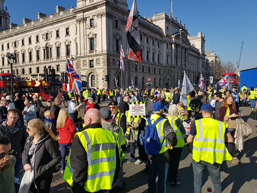 Brexit yanlısı ve karşıtı göstericiler ülke genelinde protestolara devam ediyorlar.