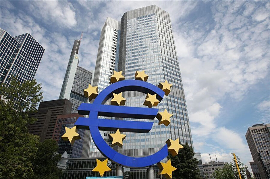 Euro Bölgesi olarak adlandırılan bu 19 ülkenin para politikası, Avrupa Merkez Bankası (ECB) ve üye ülkelerin merkez bankalarından oluşan Euro Sistemi tarafından yürütülüyor.