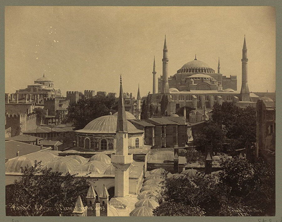 Ayasofya, 532-537 yılları arasında İstanbul'un tarihî yarımadasındaki eski şehir merkezine inşa ettirilmiş bazilika plânlı bir patrik katedrali olup 1453 yılında İstanbul'un Osmanlılar tarafından alınmasından sonra Fatih Sultan Mehmet tarafından camiye çevrildi.