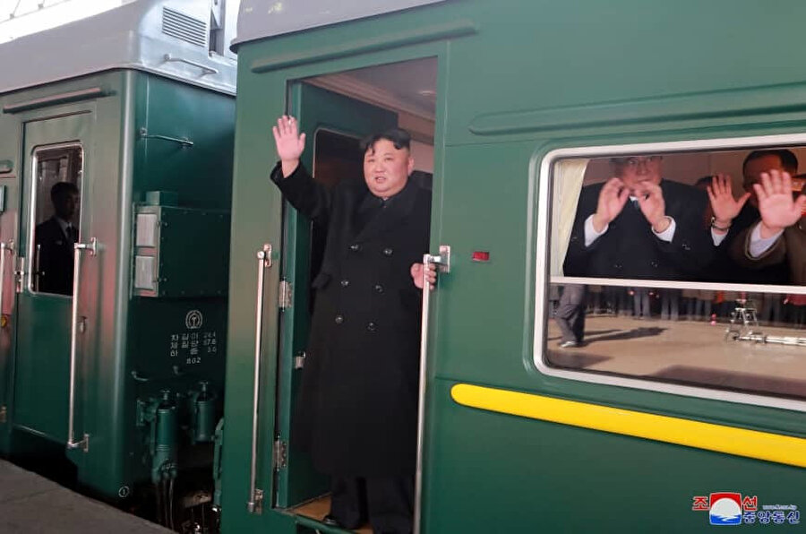 Kuzey Kore medyası Kim Jong Un’un Vietnam seyahati hala devam ederken Kuzey Kore liderinin Pyonyang’dan kırmızı halıyla uğurlandığı törenden ve elinde sigarayla trenin kapısından el salladığı fotoğrafları yayımladı.