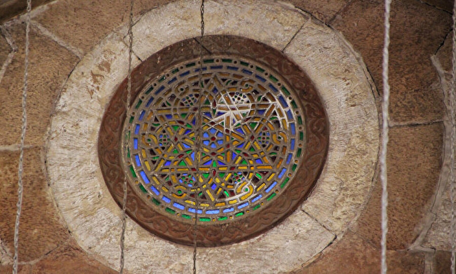 Cami içerisine Hz. Süleyman’ın mührü yerleştirilmiş ve vitrayla çok güzel bir görüntü ortaya çıkarılmış. 