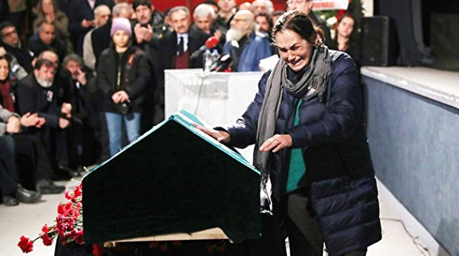 Cenazede gözyaşları sel oldu.