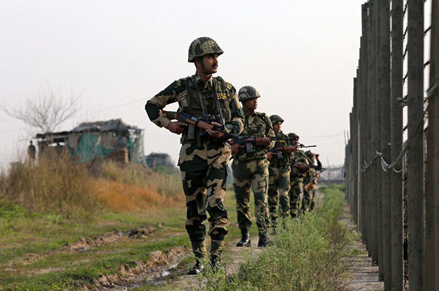 Hintli askerler, Pakistan sınırında görünüyor.